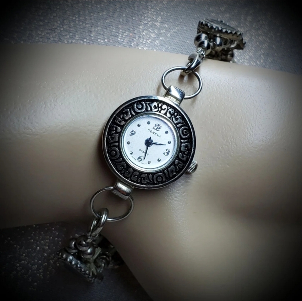 Women's Vintage Geneva Hearts Band Watch!